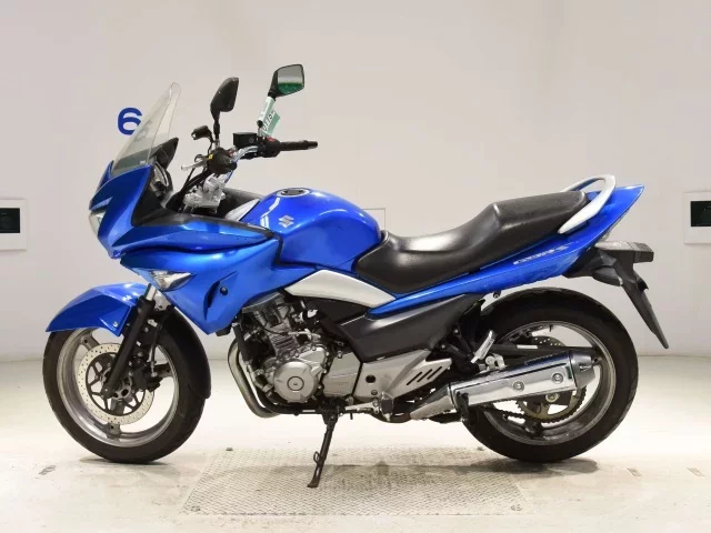 Suzuki GSR250S