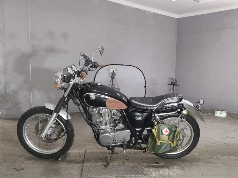 Yamaha SR400-1