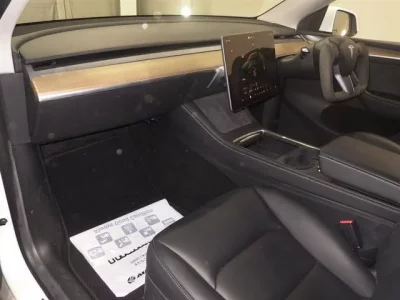 Tesla MODELY