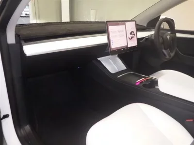 Tesla MODELY