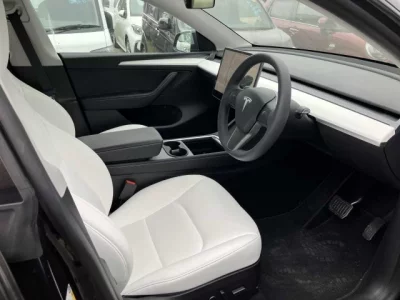 Tesla MODELY