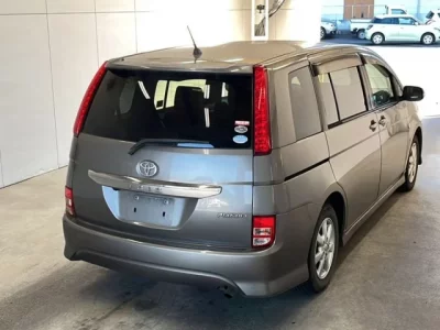 Toyota ISIS