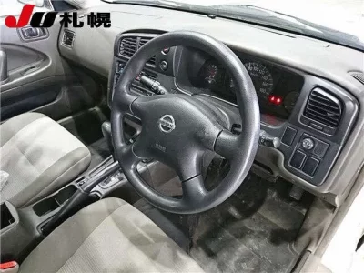 Nissan EXPERT