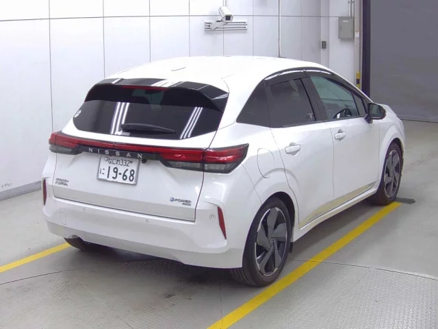 Nissan AURA