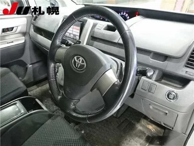 Toyota NOAH  с аукциона в Японии