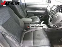 Mitsubishi OUTLANDER PHEV лот № 58 оценка 3.5  с аукциона в Японии 4