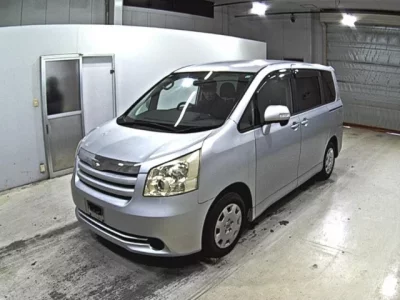 Toyota NOAH  с аукциона в Японии