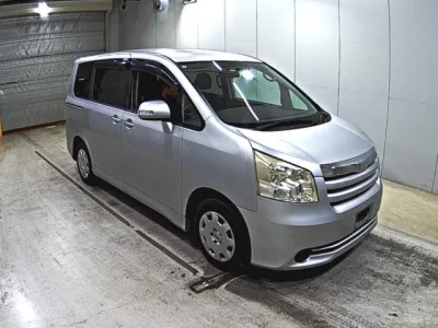 Toyota NOAH  с аукциона в Японии