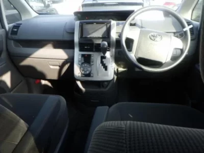 Toyota NOAH  с аукциона в Японии