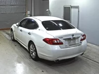 Nissan FUGA лот № 9348 оценка R  с аукциона в Японии 1