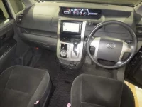 Toyota VOXY лот № 8391 оценка R  с аукциона в Японии 2