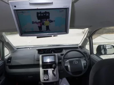 Toyota VOXY  с аукциона в Японии