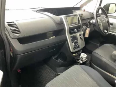 Toyota NOAH  с аукциона в Японии