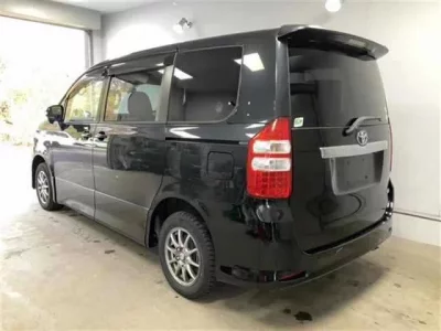 Toyota NOAH  с аукциона в Японии