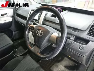 Toyota NOAH  с аукциона в Японии