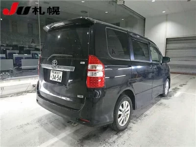 Toyota NOAH  с аукциона в Японии