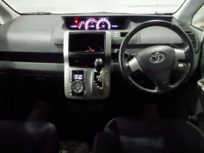Toyota VOXY  с аукциона в Японии