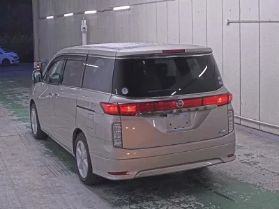 Nissan ELGRAND  с аукциона в Японии