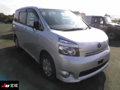 Toyota VOXY  с аукциона в Японии