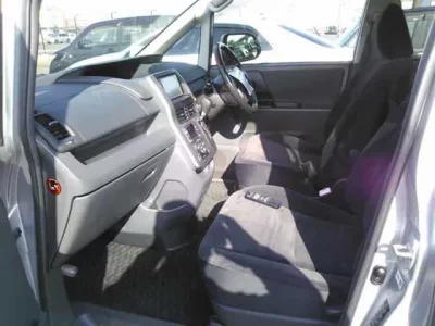 Toyota VOXY  с аукциона в Японии