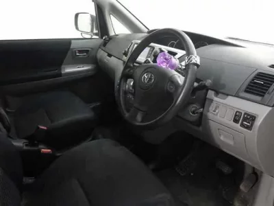 Toyota VOXY  с аукциона в Японии