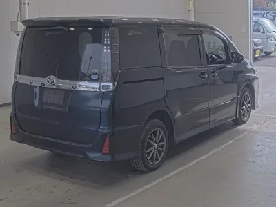 Toyota VOXY  с аукциона в Японии
