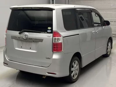 Toyota NOAH  с аукциона в Японии