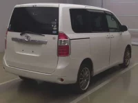 Toyota NOAH лот № 74040 оценка R  с аукциона в Японии 1