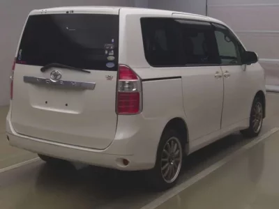 Toyota NOAH  с аукциона в Японии