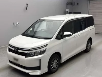 Toyota VOXY  с аукциона в Японии