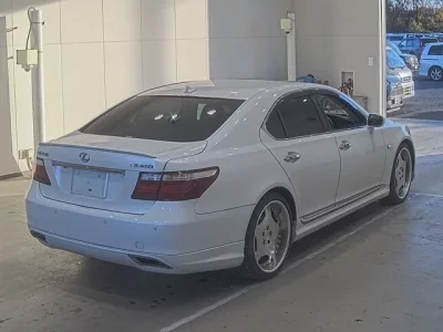 Lexus LS  с аукциона в Японии