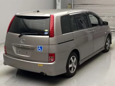 Toyota ISIS  с аукциона в Японии