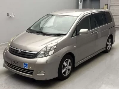 Toyota ISIS  с аукциона в Японии