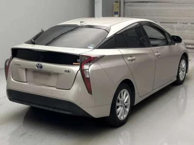 Toyota PRIUS  с аукциона в Японии