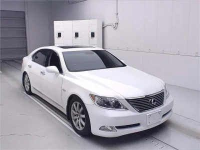 Lexus LS  с аукциона в Японии