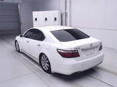 Lexus LS  с аукциона в Японии