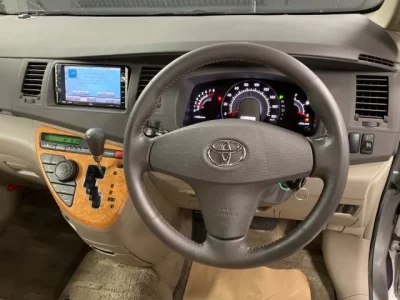 Toyota ISIS  с аукциона в Японии