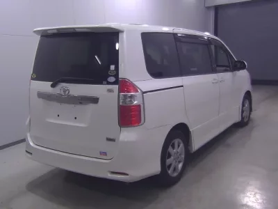 Toyota NOAH  с аукциона в Японии