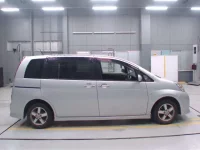 Toyota ISIS лот № 70047 оценка 3.5  с аукциона в Японии 2