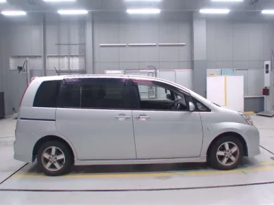 Toyota ISIS  с аукциона в Японии