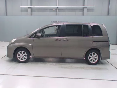 Toyota ISIS  с аукциона в Японии