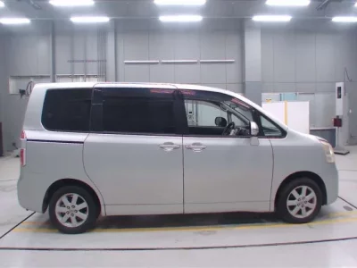 Toyota NOAH  с аукциона в Японии