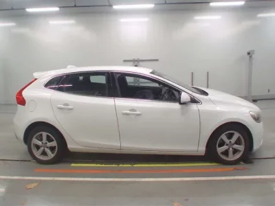 Volvo V40  с аукциона в Японии