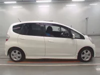 Honda FIT лот № 30032 оценка 4  с аукциона в Японии 2