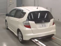 Honda FIT лот № 30032 оценка 4  с аукциона в Японии 5