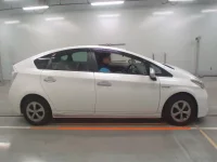 Toyota PRIUS лот № 30040 оценка 3.5  с аукциона в Японии 2