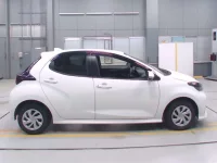 Toyota YARIS лот № 30030 оценка 4.5  с аукциона в Японии 2