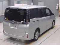 Toyota VOXY лот № 30188 оценка 4  с аукциона в Японии 1