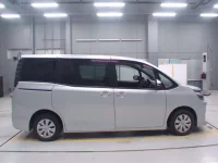 Toyota VOXY лот № 30188 оценка 4  с аукциона в Японии 2