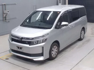 Toyota VOXY  с аукциона в Японии